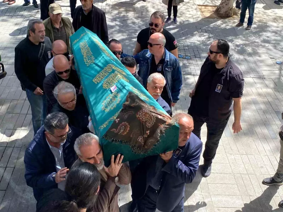 Tarkan'ın Annesi Neşe Tevetoğlu Toprağa Verildi