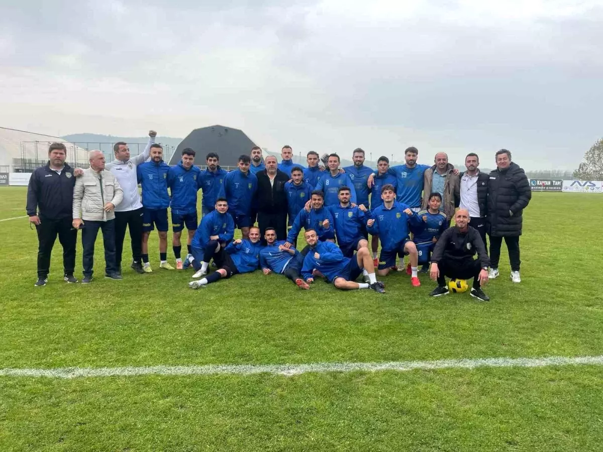 Çaycuma'da Romantik Anlar: Futbolcu Sevgilisine Evlenme Teklifi Etti, Takımı Şampiyon Oldu