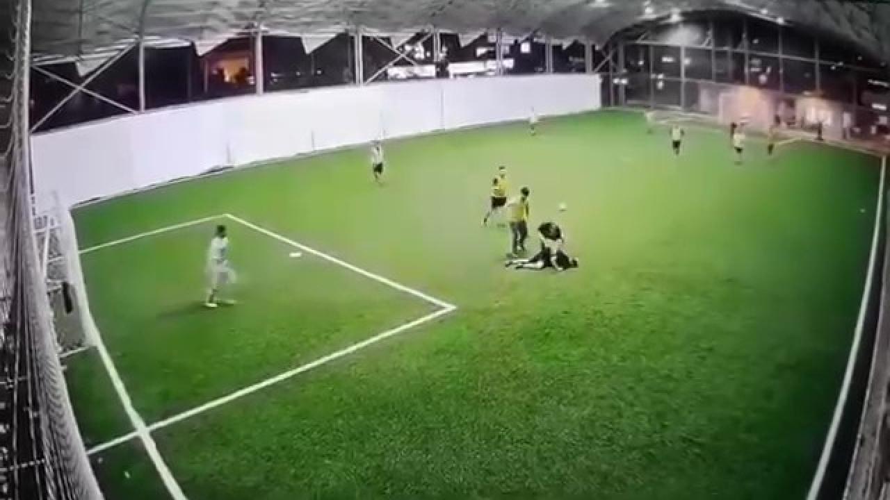 Adana'da Halı Saha Maçında Kalp Krizi