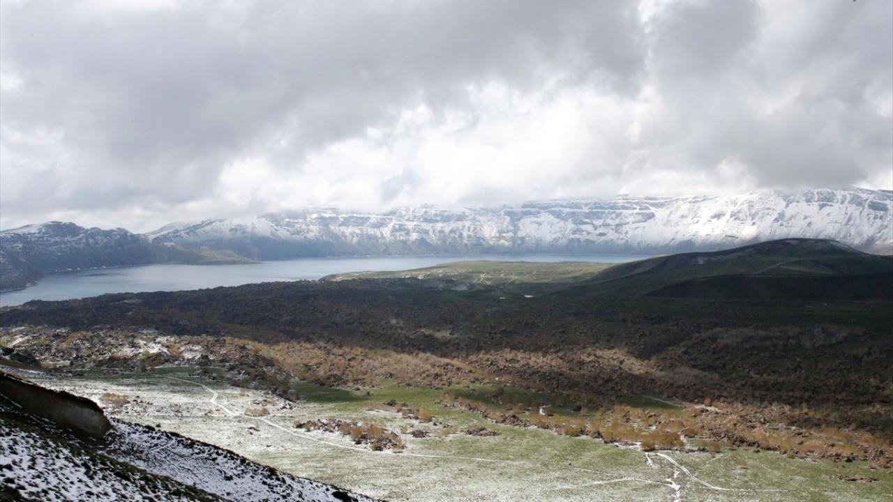 Bitlis'te Kar Beyaz Örtüyü Yaydı: Nemrut Dağı ve Yüksek Kesimler Göz kamaştırıyor
