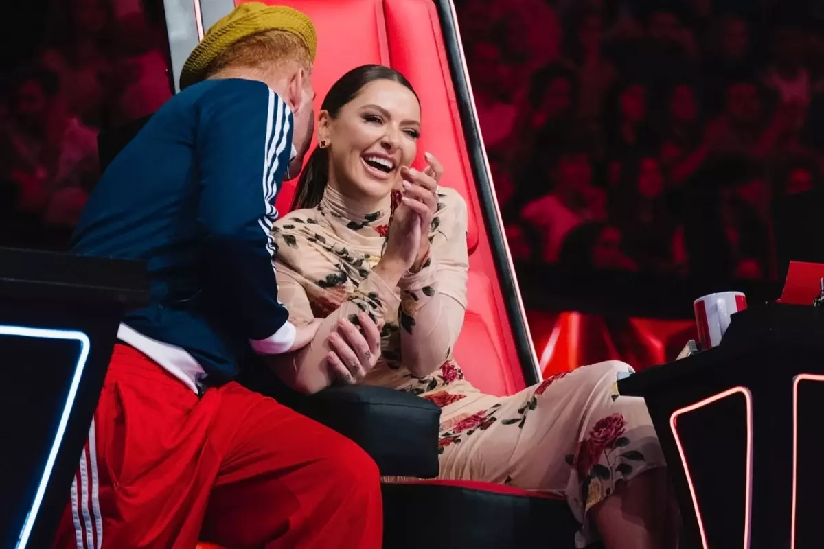 Hadise'nin Tarzıyla Gecede Parladı: Desenli Mini Elbiseyle Göz Kamaştırdı