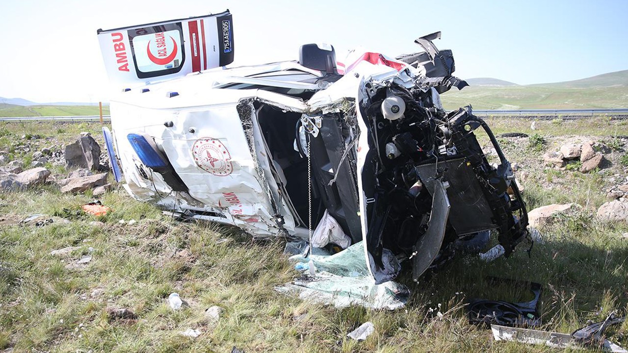 Karsta Ambulans Kazası: 4 Sağlık Çalışısı Yaralandı