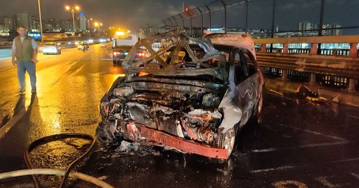 Bayrampaşa'da Yayaya Çarpmamak İçin Bariyerlere Çarpan Otomobil Alev Aldı