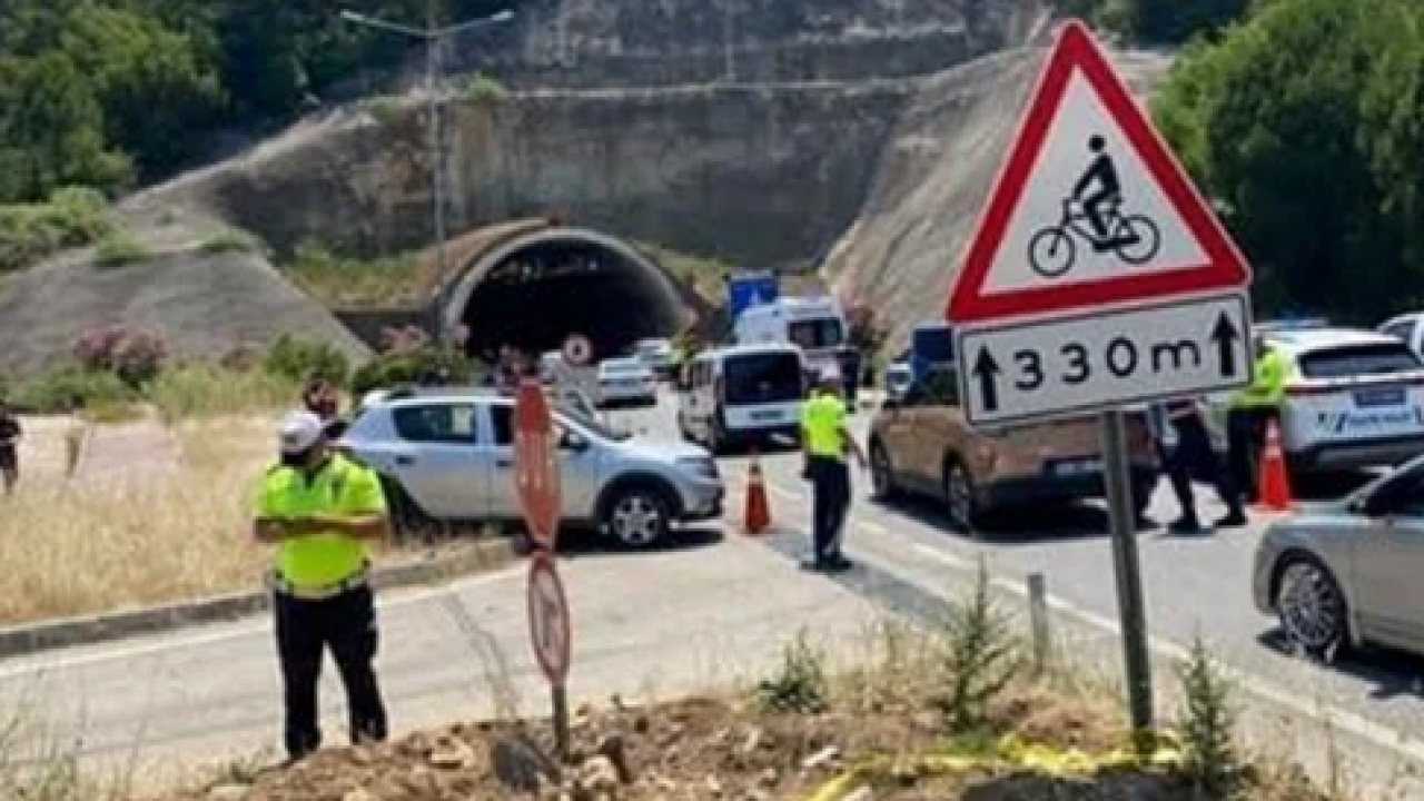 Antalya’da Feci Kaza: 2 Motosiklet Bir Araca Çarptı, 2 Kişi Hayatını Kaybetti, 4 Yaralı Oldu