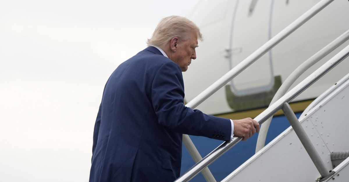 ABD Başkanı Trump Uçağa Binmek İçin Merdivenden Çıkarken Tökedi