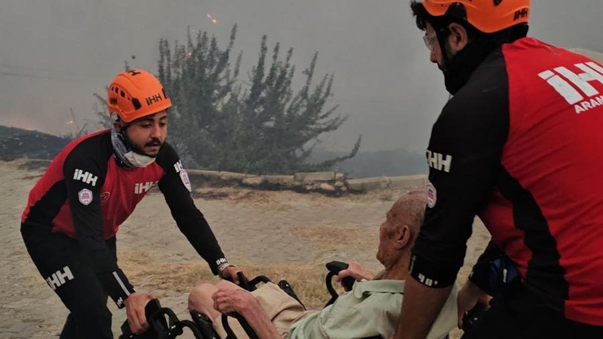 İzmir'de Orman Yangınında Mahsur Kalan Engelli Vatandaş Kurtarıldı