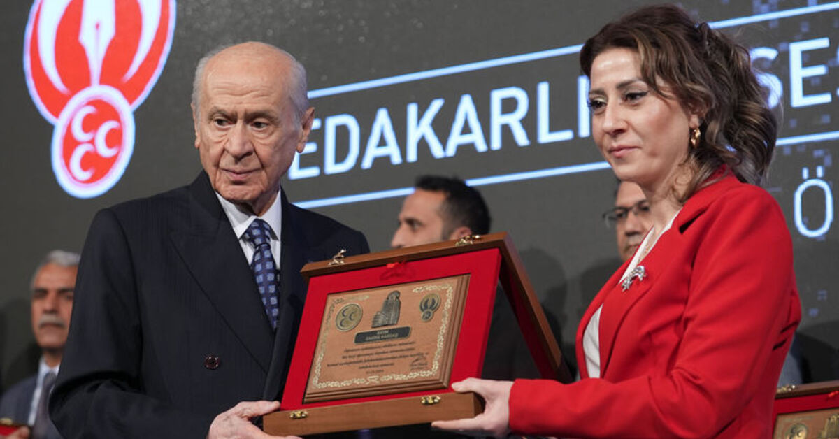 Bahçeli, Deprem Bölgesi Öğretmenlerine Şükran Plaketi Takdim Etti