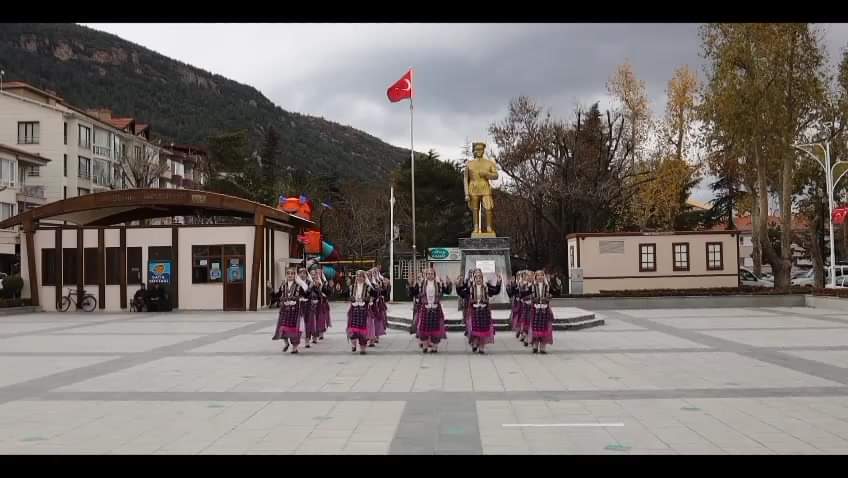 Akşehir’de Öğretmenler Günü Coşkusu: Halk Oyunları Gösterileri Büyüledi