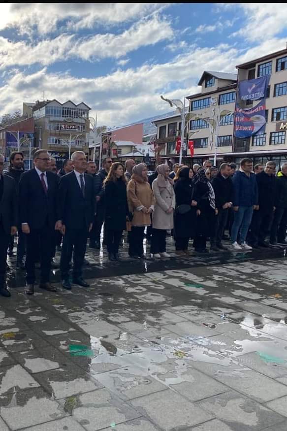 Öğretmenler Günü'nde Atatürk Anıtı'na Çelenk Sunuldu