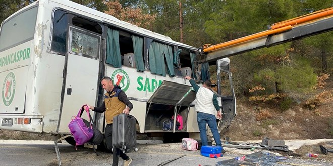 İlkokul Öğrencilerini Taşıyan Midibüs Sakarya'da Devrildi: 10 Yaralı