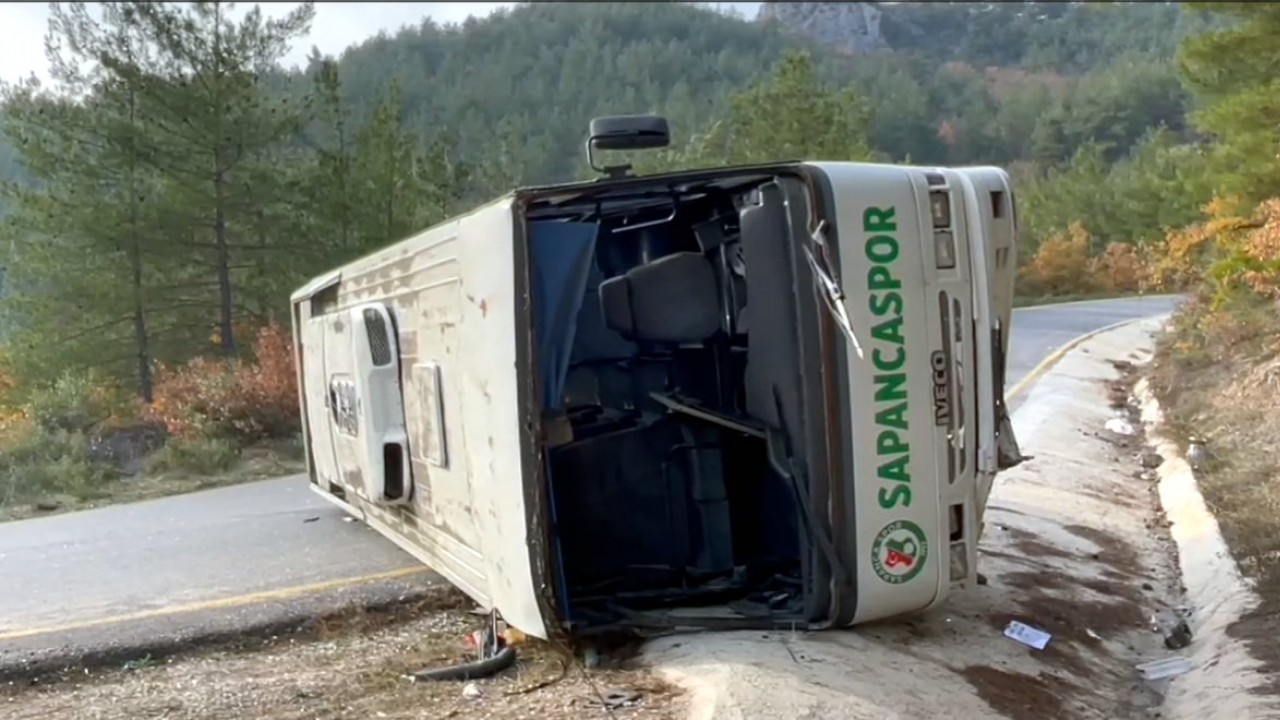 Sakarya'da Öğrencileri Taşıyan Midibüs Devrildi: 10 Yaralı