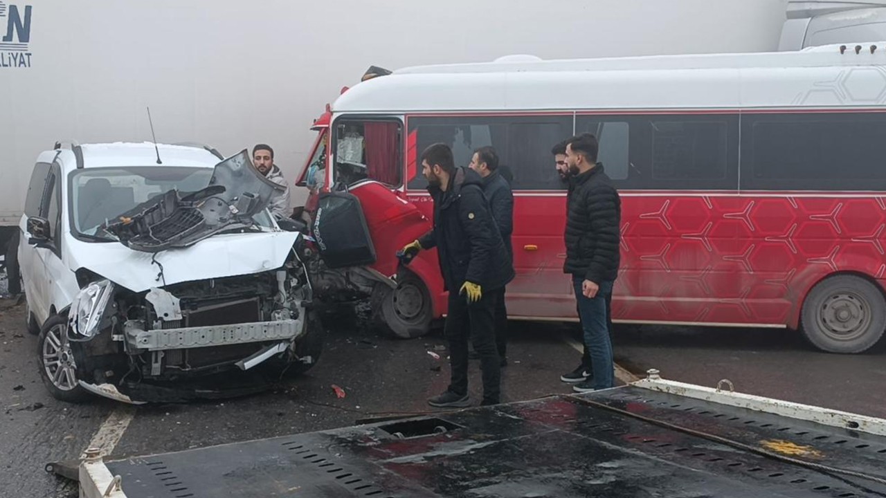 Yoğun Sis Tatvan'da Zincirleme Kaza Getirdi: 31 Yaralı