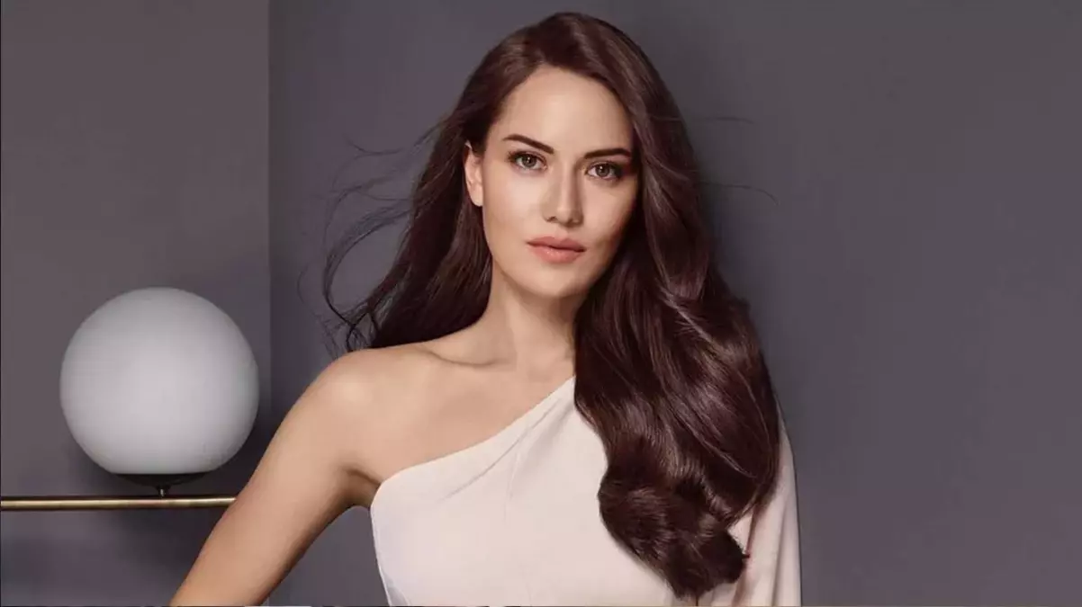 Fahriye Evcen Kayak Yaparken Parmağından Yaralandı