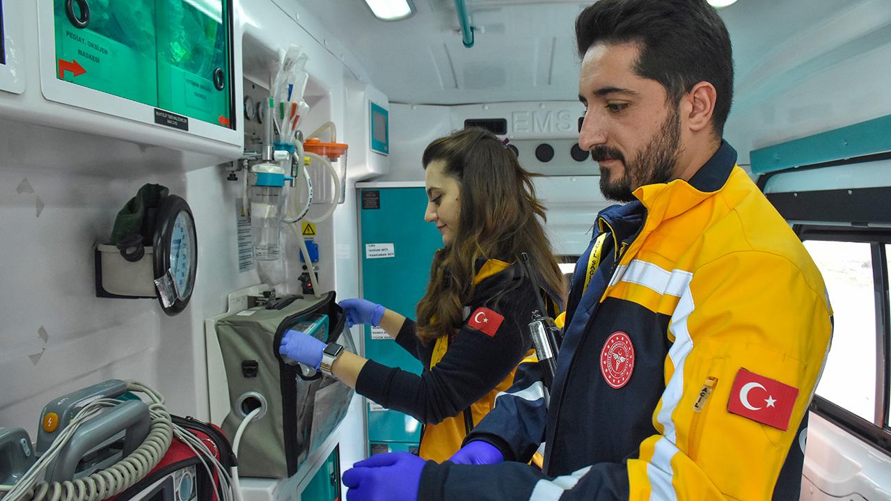 Van’da Sağlık Çalışanı Çift Aynı Ambulansta Görev Yapıyor