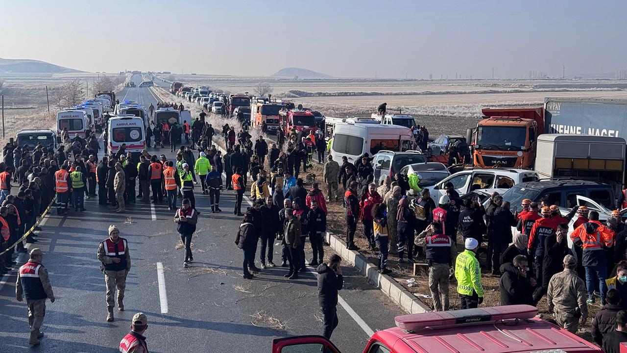 Van'da Zincirleme Kaza: 30 Araç Birbirine Girdi