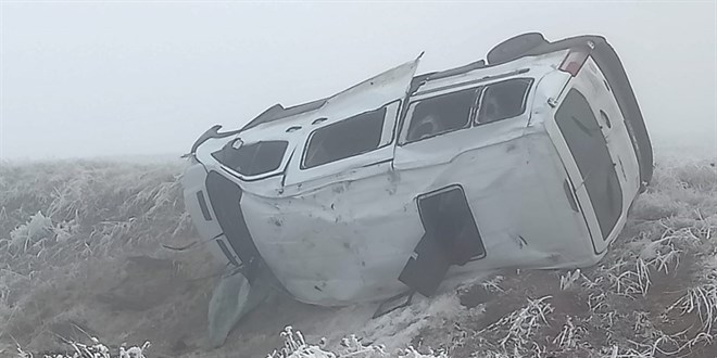 Öğretmen Servisi Buzlanma Nedeniyle Devrildi: 8 Yaralı