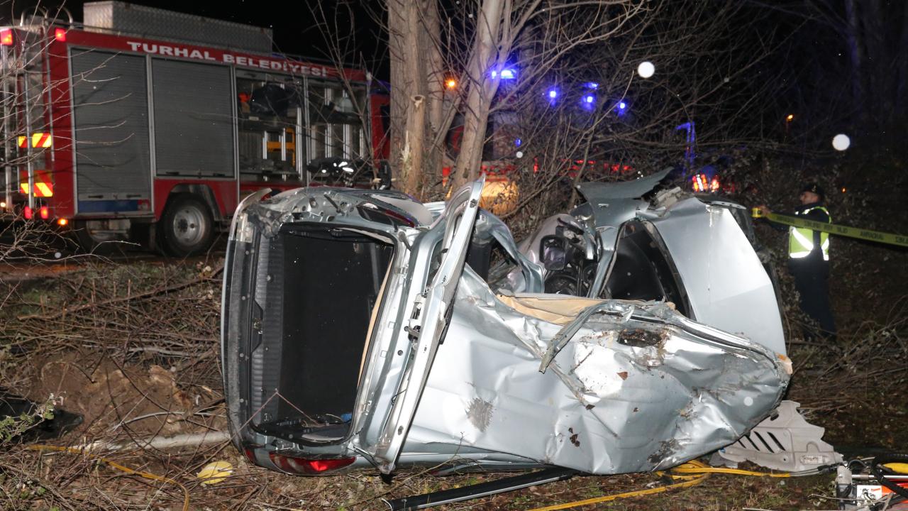 Tokat Turhal'da Trafik Kazası: Üç Kişi Hayatını Kaybetti