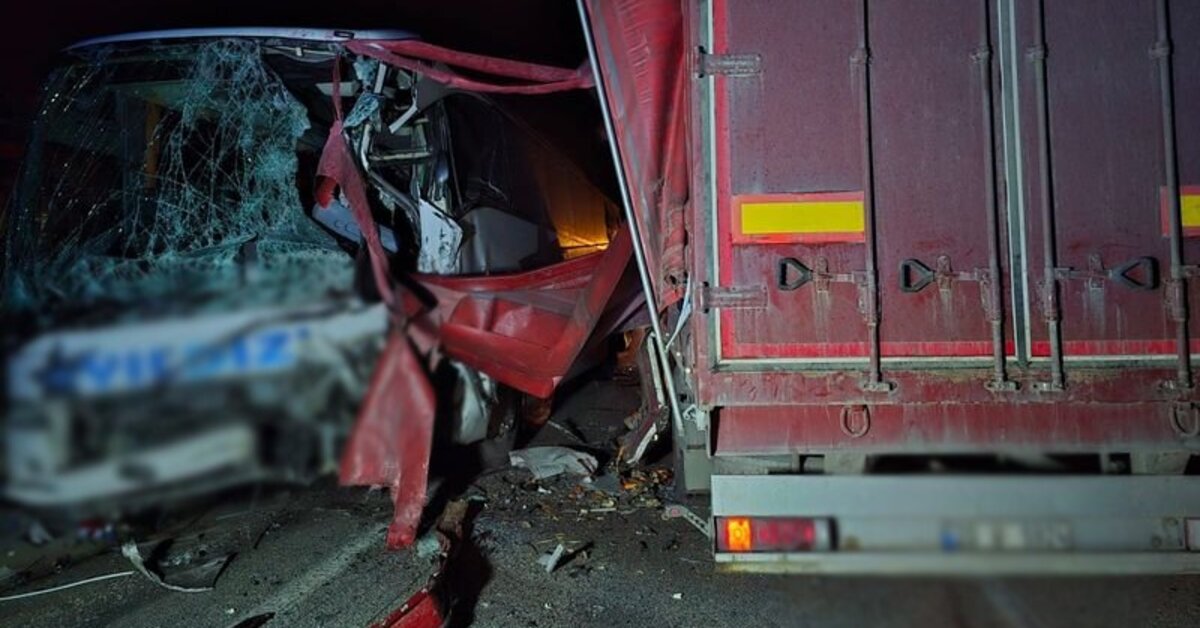 Afyonkarahisar'da TIR ve Yolcu Otobüsünün Çarpışması: 18 Yaralı