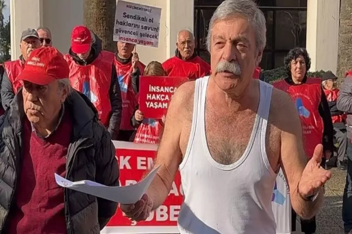 Emeklilerin Durumunu Protesto İçin İzmir'de Çarpıcı Eylem