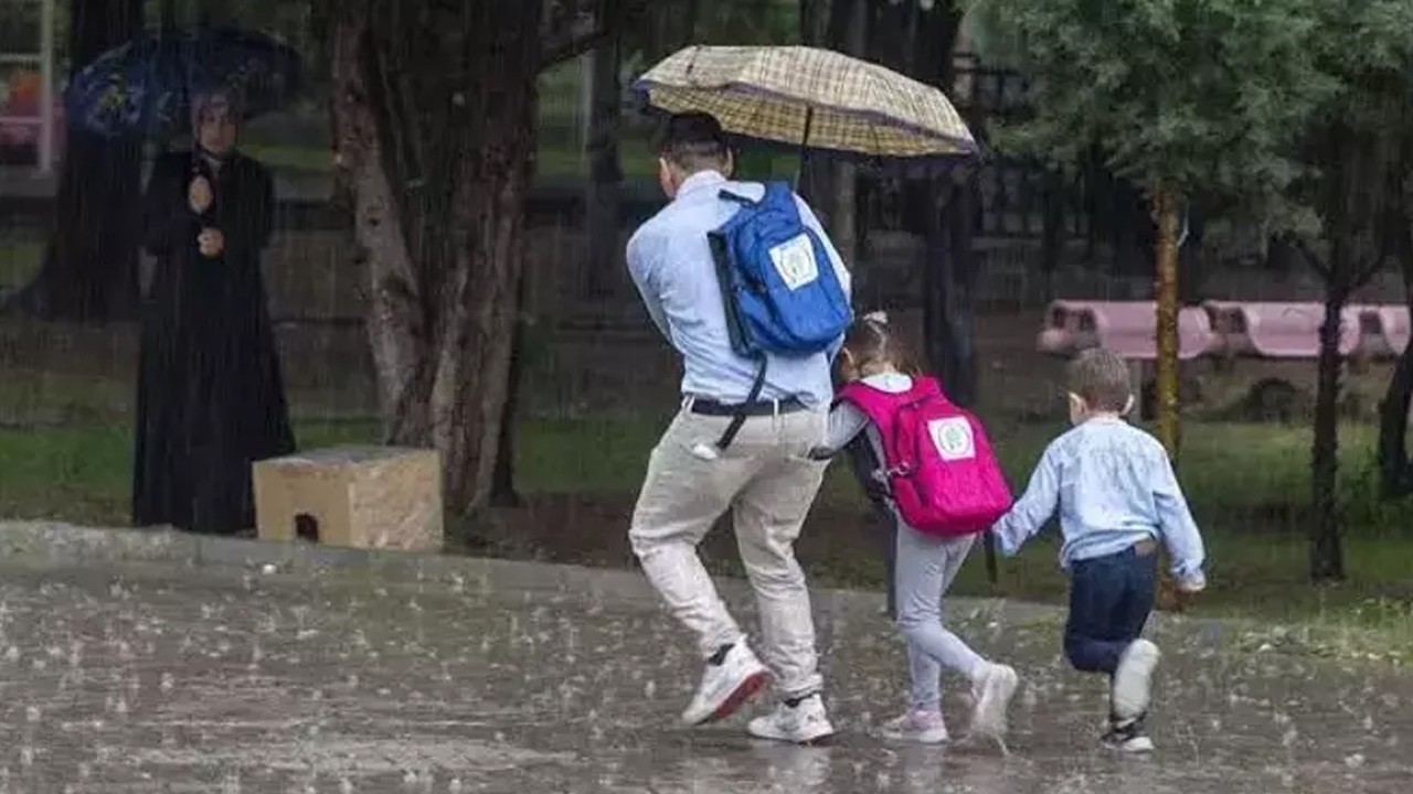 Antalya'da Yağış Nedeniyle Taşımalı Eğitime Ara Verildi