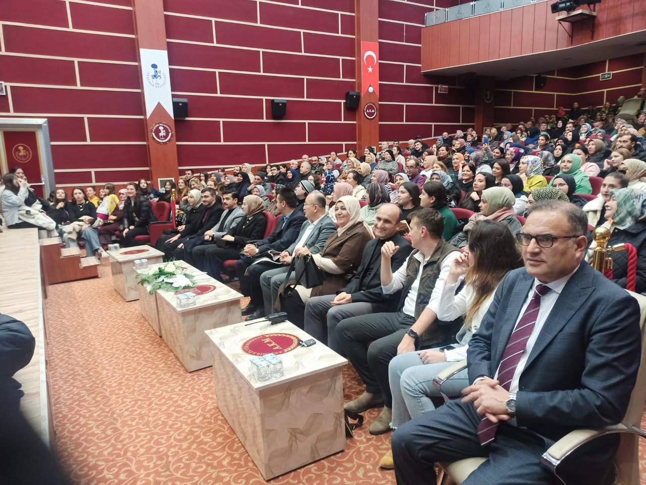 Akşehir'de Alişan Kapaklıkaya ile Eğitim Konferansları Yoğun İlgi Gördü