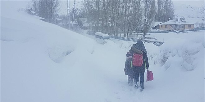 Hakkari'de Soğuk Hava Nedeniyle Taşımalı Eğitime Ara Verildi