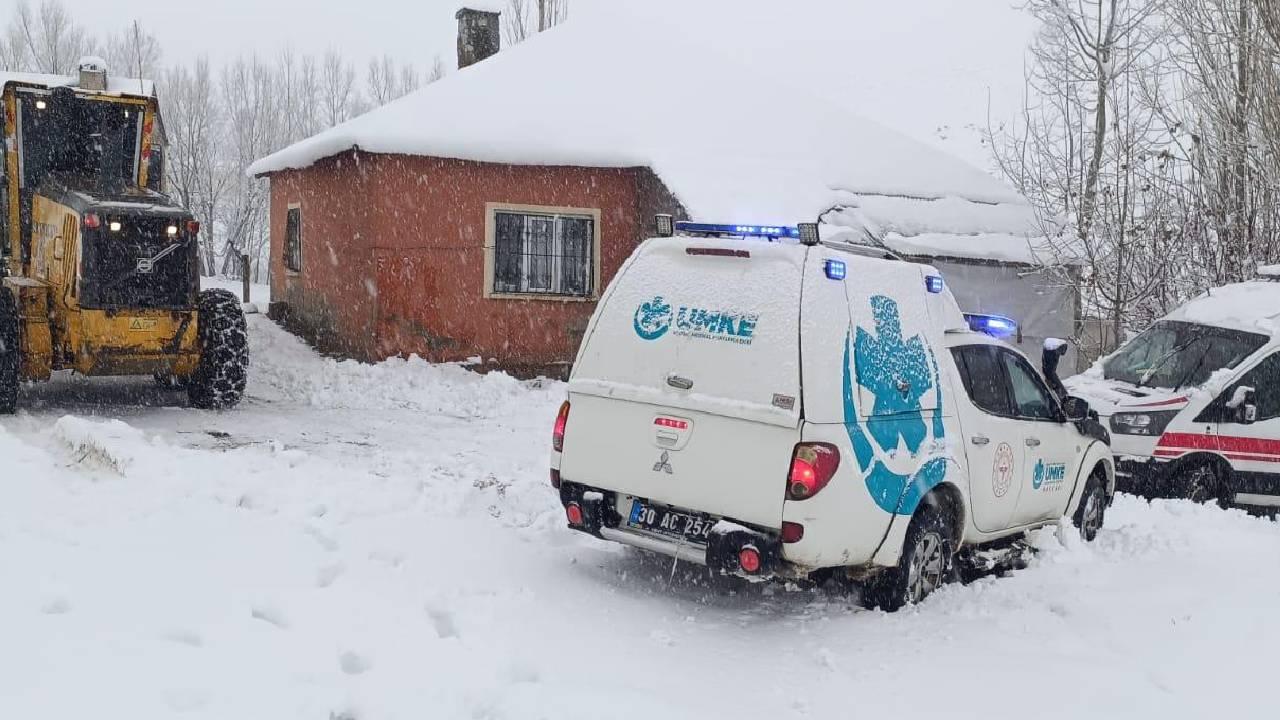 Kar Nedeniyle Kapanan Yolu Aşan Ekipler, Hastalara Umut Oldu