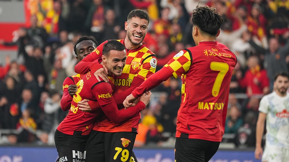 Göztepe, Paraguaylı Golcü John Kennedy'ye Teklif Yaptı