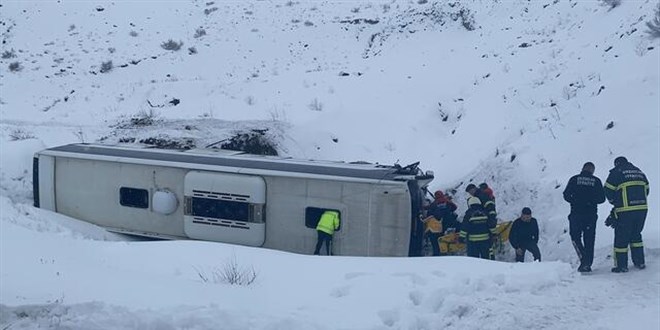 Erzincan'da Yolcu Otobüsü Şarampole Devrildi: Çok Sayıda Ekip Seferber Edildi