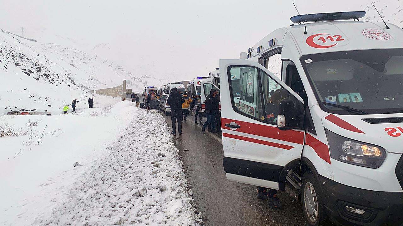 Erzincan'da Yolcu Otobüsü Devrildi: 1'i Ağır 27 Yaralı