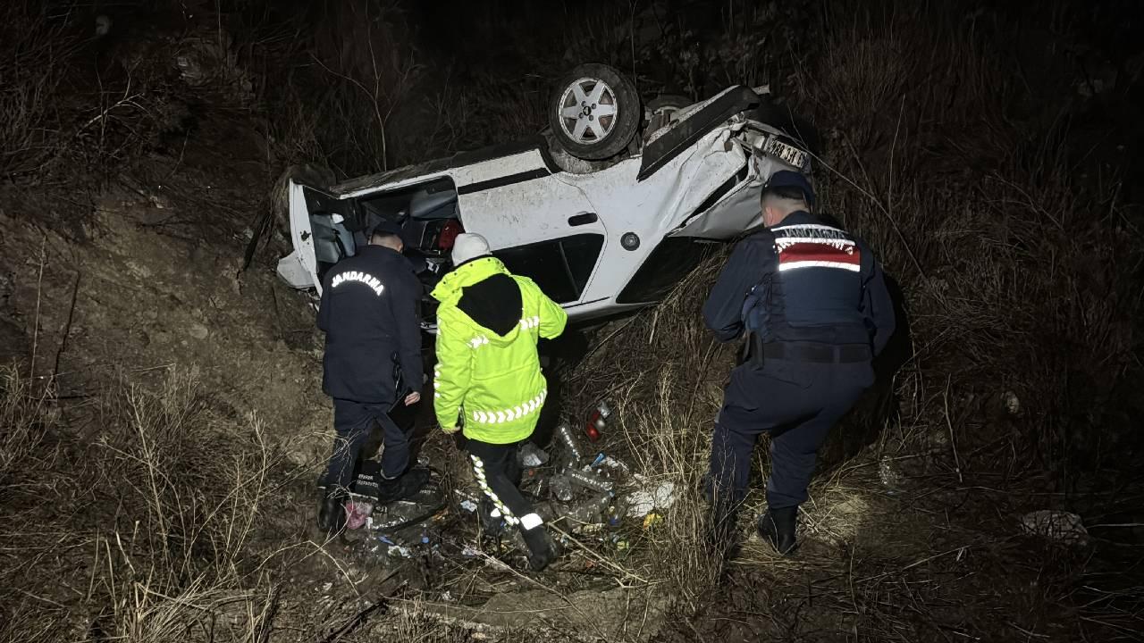 Kütahya'da Şarampole Devrilen Otomobilde 2 Kişi Ağır Yaralandı