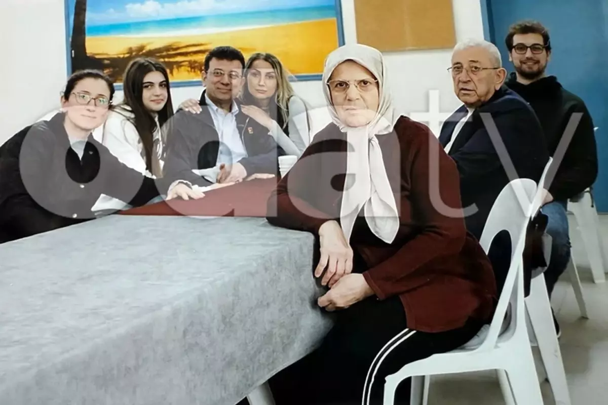 Ekrem İmamoğlu'nun Cezaevindeki İlk Fotoğrafı Ortaya Çıktı: Ailesi Yanında