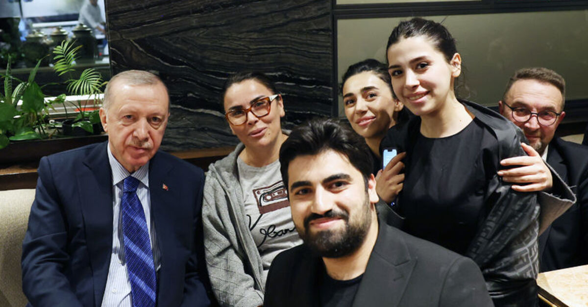 Cumhurbaşkanı Erdoğan, Ankara'da Bir Kafede Vatandaşlarla Buluştu