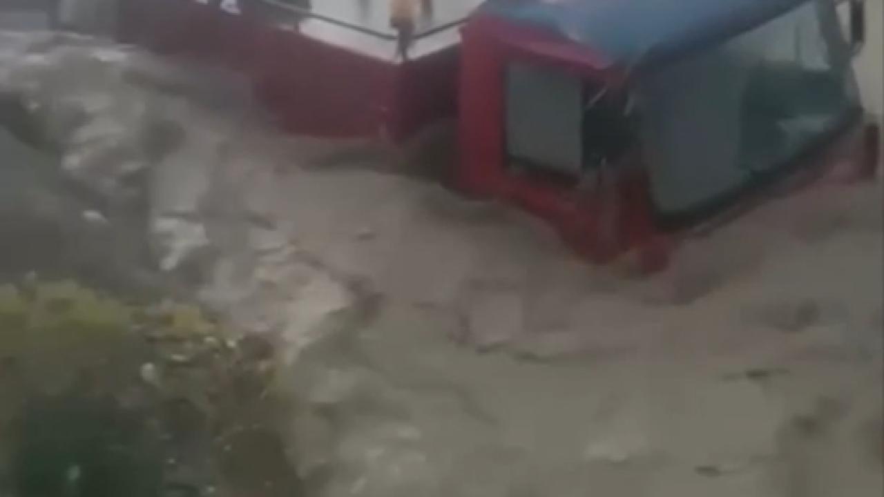 Ankara'da İtfaiye Aracı Sel Sularına Kapıldı