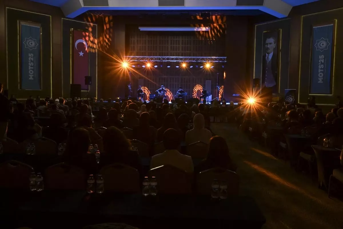 Kazak Sanatçı Arslanbek Sultanbekov Ankara'da Coşkulu Konser Verdi