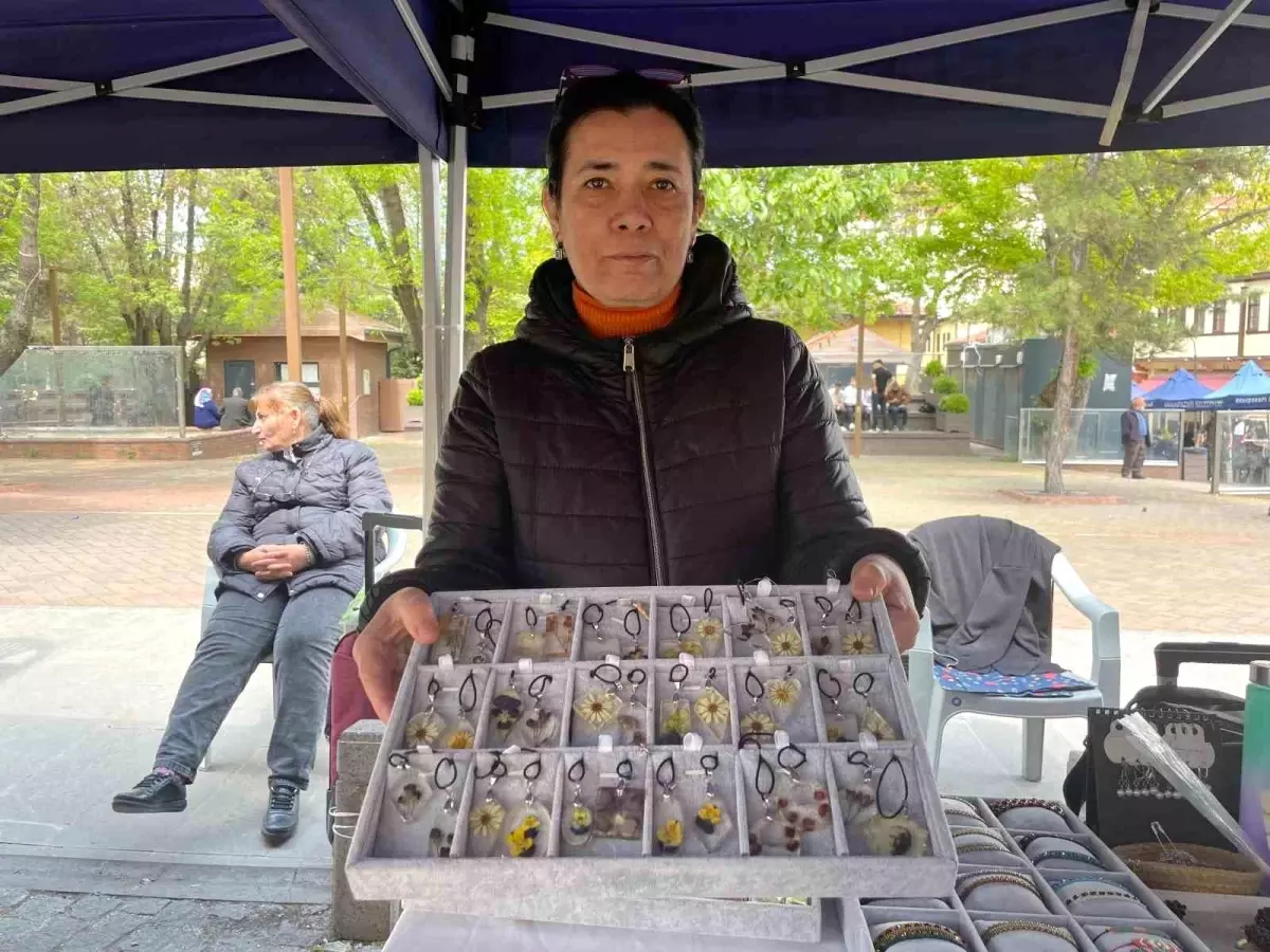 Eskişehir'de El Emeğiyle Hazırlanan Canlı Çiçek Kolyeler Turistlerin Gözdesi Oldu