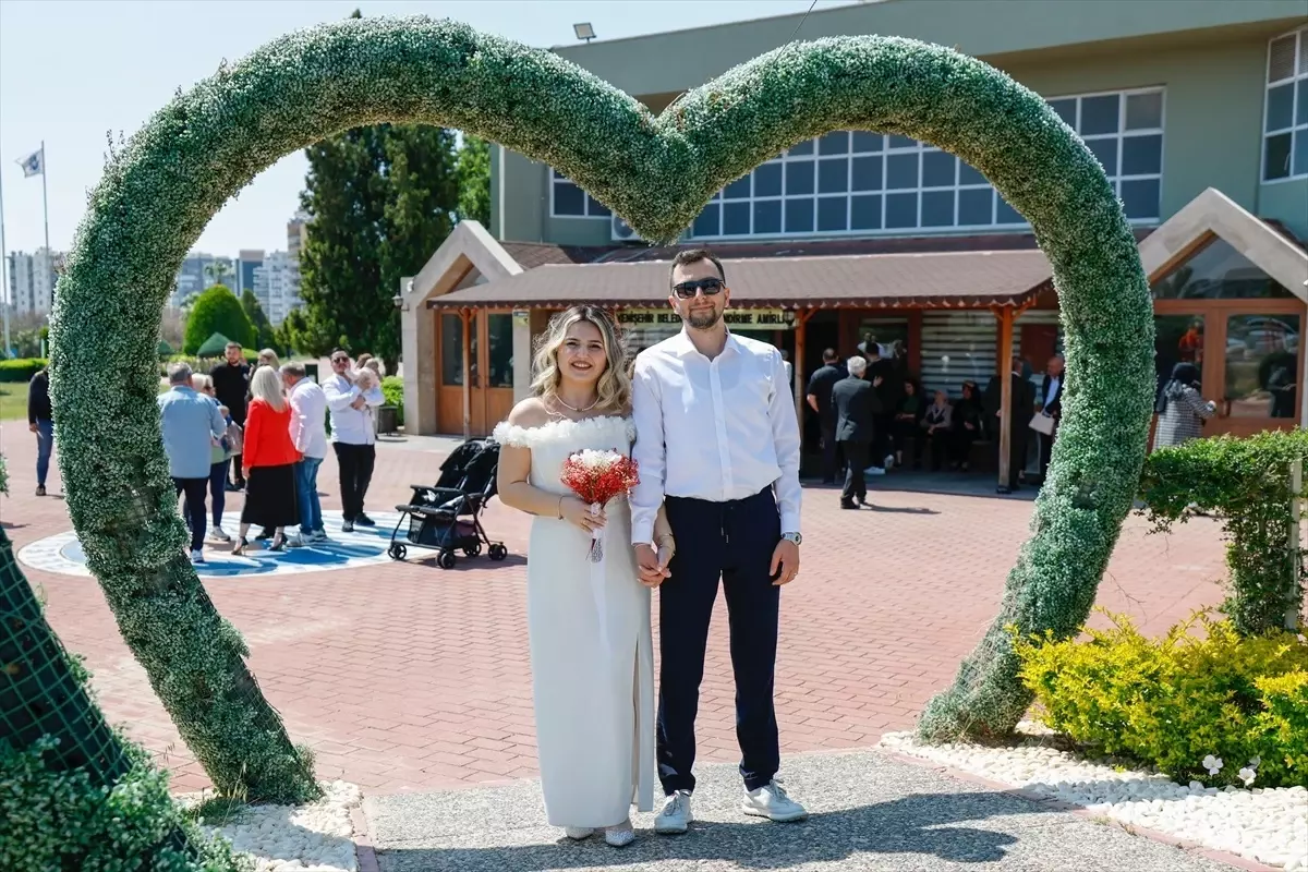 5 Mayıs'ta Mersin Nikah Dairesi Evlenmek İsteyen Çiftlerle Dolu