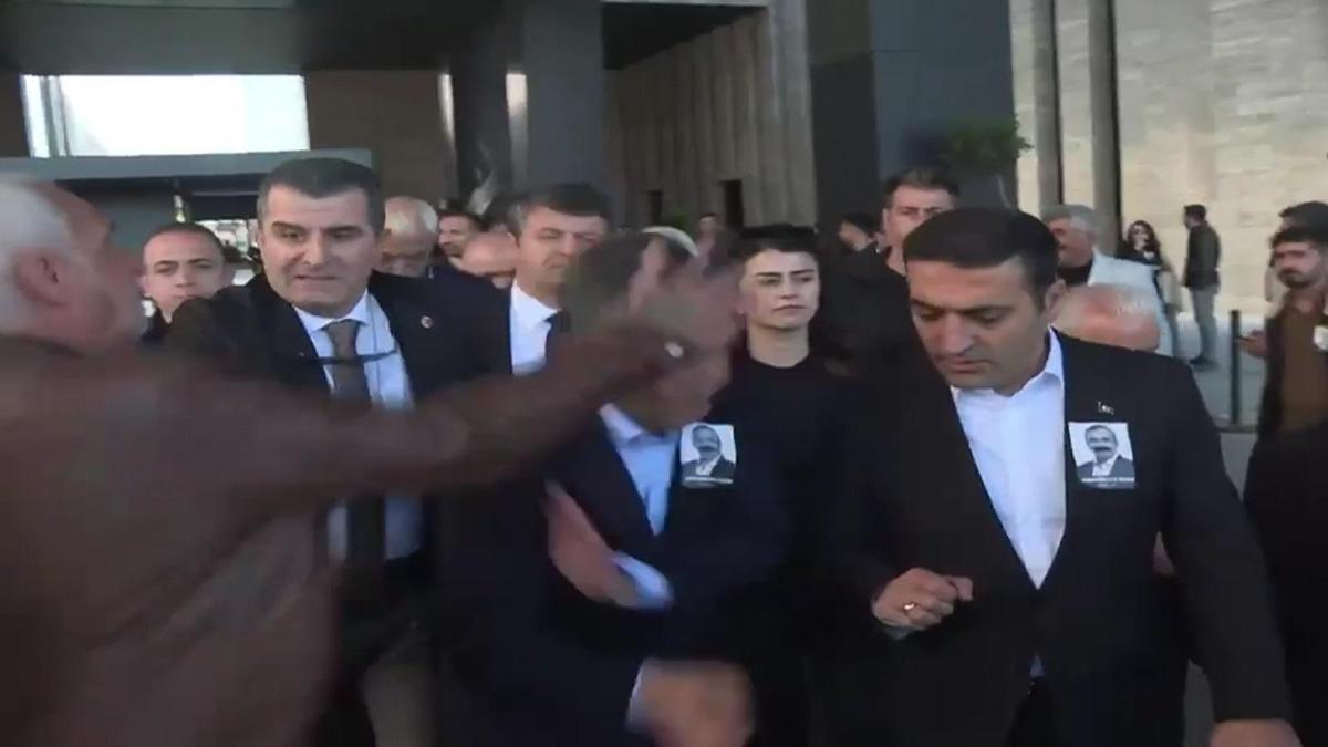 CHP Lideri Özgür Özel, Törenden Sonra Saldırıya Maruz Kaldı