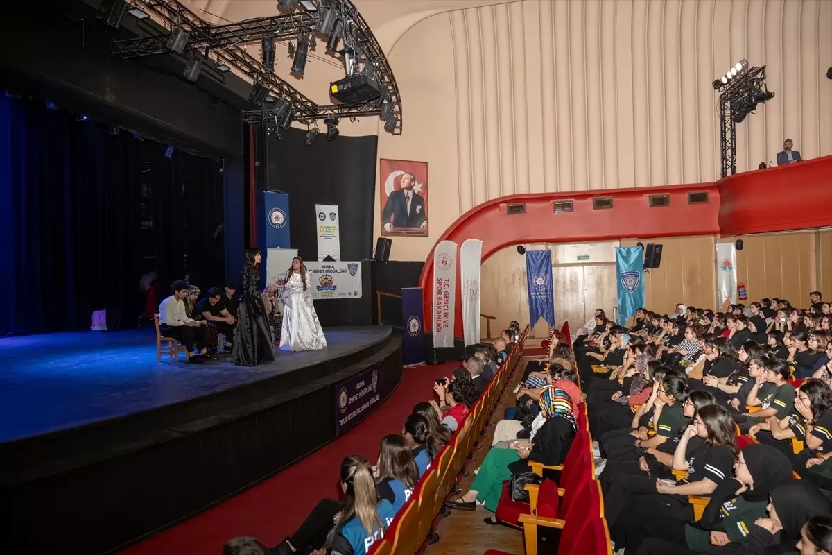 Adana'da Polis ve Öğrencilerden Ortak Tiyatro Gösterisi: 