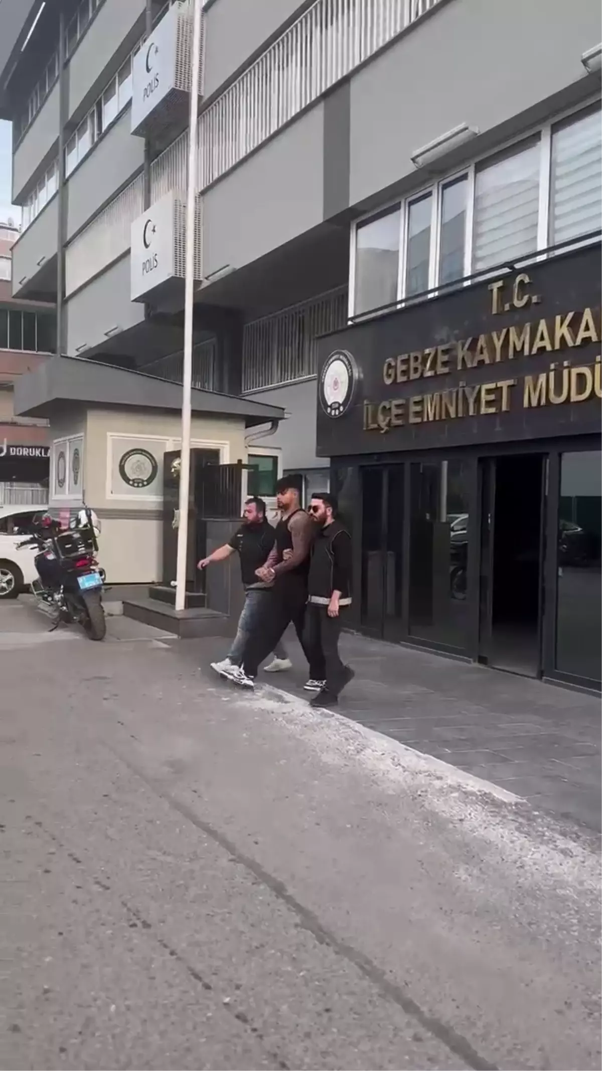 Rapçi LVBEL C5, Uyuşturucu Kullanımını Özendirdiği İddiasıyla Tutuklandı