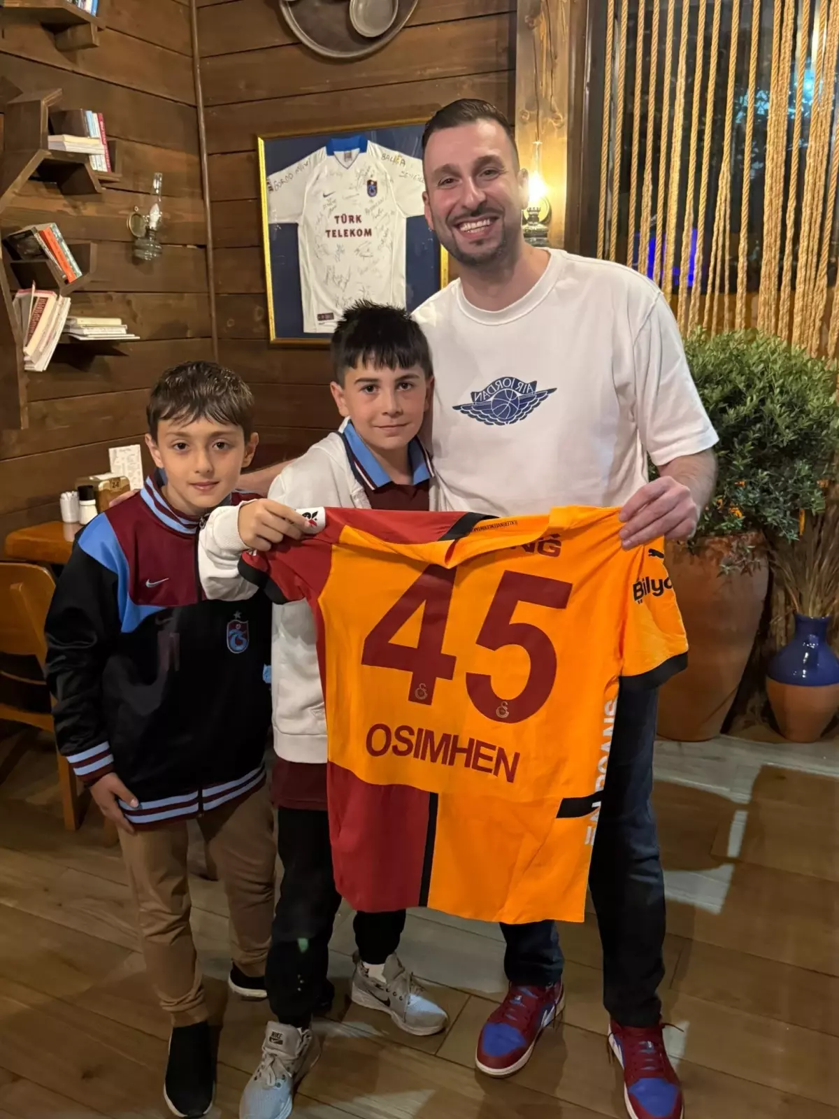 Galatasaray, Trabzonspor'u Yenerken Genç Taraftar Mert'e Özel An