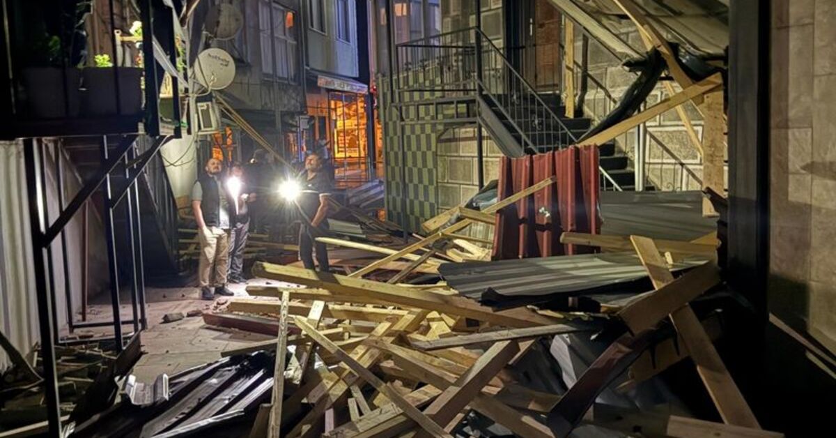 Artvin'de Fırtına Etkili Oldu: Evlerde Hasar, Yollar Kapandı