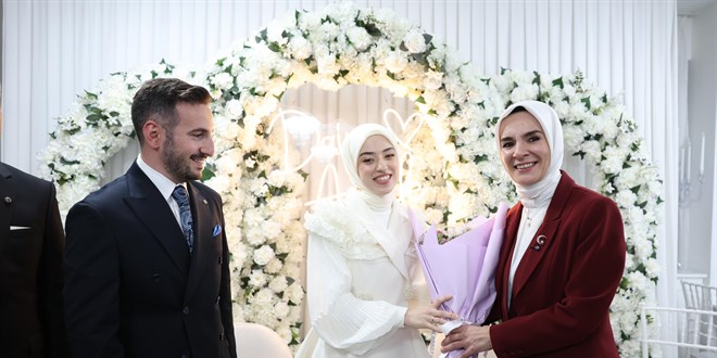 Aile ve Sosyal Hizmetler Bakanı Göktaş, Genç Çiftin Nişan Törenine Katıldı