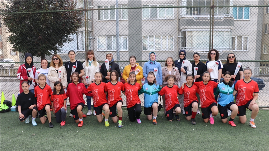 Amasya'da Kadın Futbolcular Anneler Günü'nü Kutladı