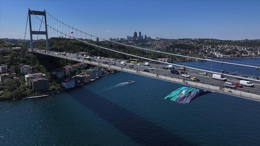 Kocaelispor, İstanbul'da Şampiyonluk Sevinci Yaşadı: Fatih Sultan Mehmet Köprüsü Bayrağıyla Süslendi