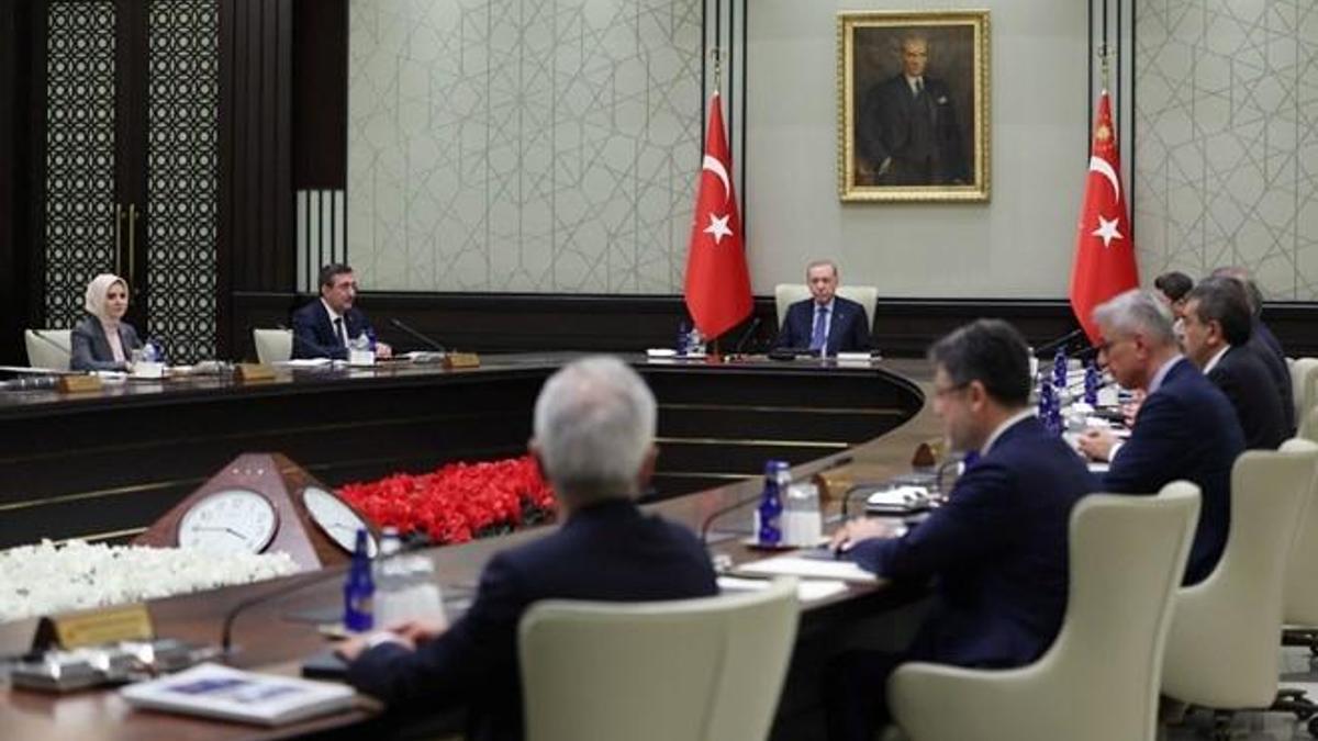 Kabine Toplantısı Başladı: Erdoğan Başkanlık Etti, Bahçeli'den Erdoğan'a Özel Jest