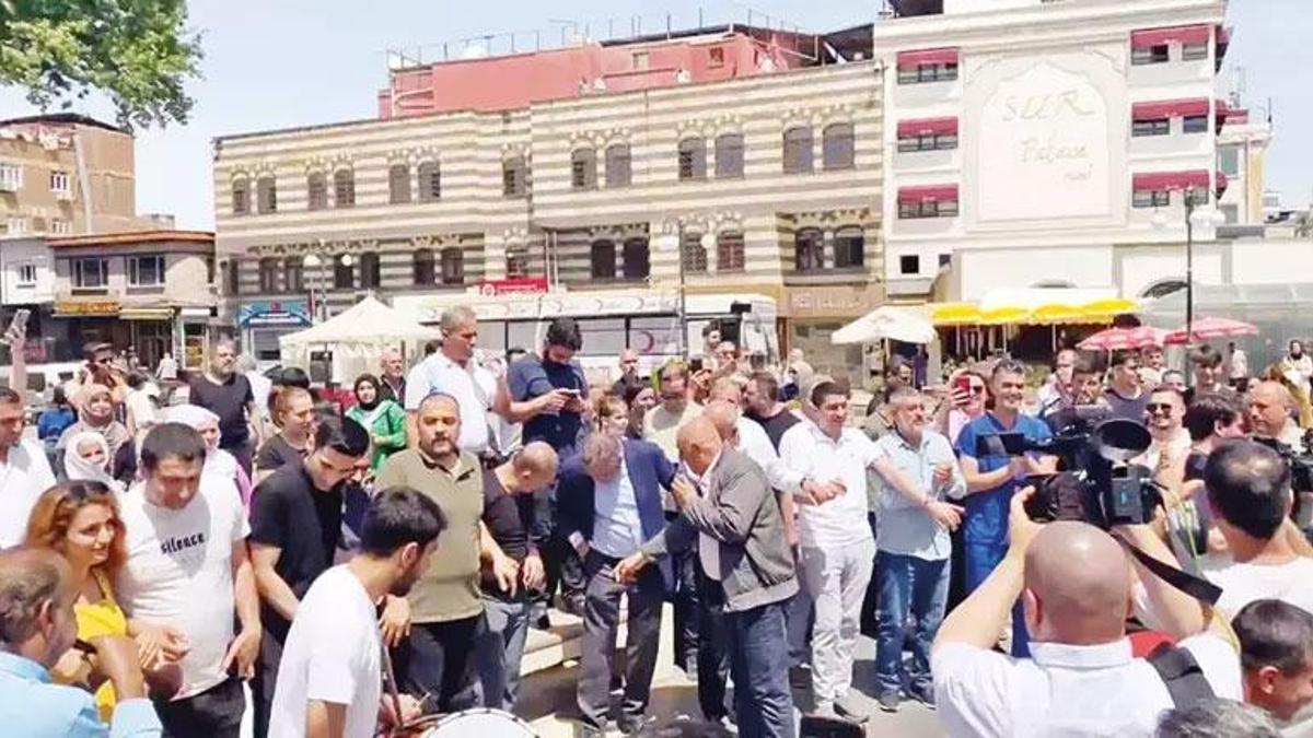 PKK, 47 Yıl Sonra Kendisini Feshetti: Diyarbakır'da Barış Halayı