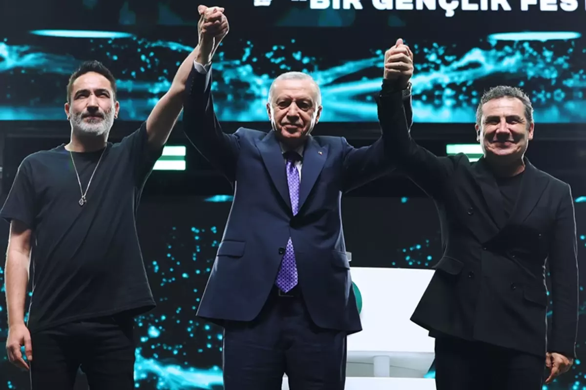 Sagopa Kajmer ve Ferhat Göçer, Gençfest'te Cumhurbaşkanı Erdoğan ile Aynı Sahneyi Paylaştı