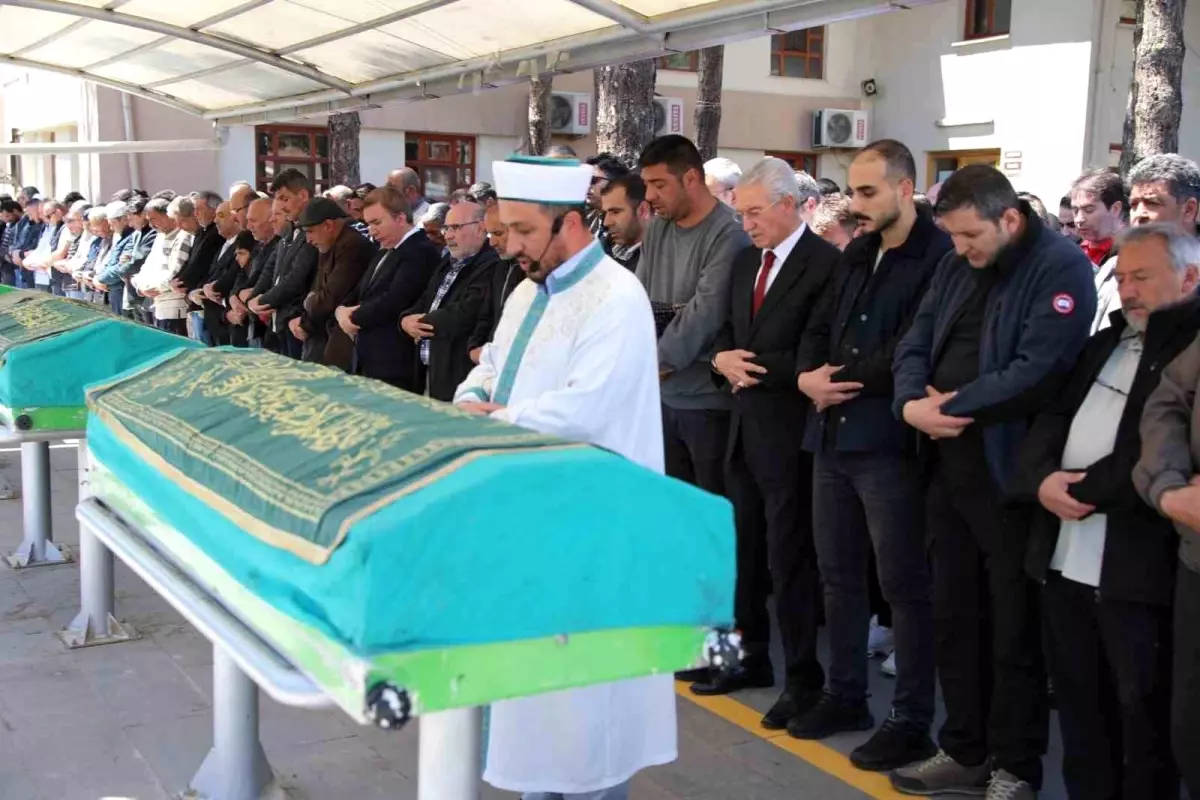 Gazeteci Selçuk Özdemir'in Babası Cemalettin Özdemir Son Yolculuğuna Erzincan'da Kılınan Cenaze Namazı ile Uğurlandı