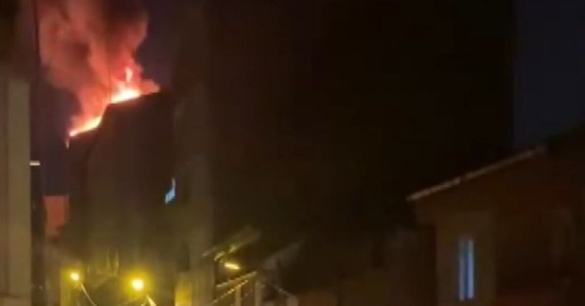 İstanbul Küçükçekmece'de Havai Fişek Faciası: 7 Katlı Binanın Çatısı Yanarak Yok Oldu